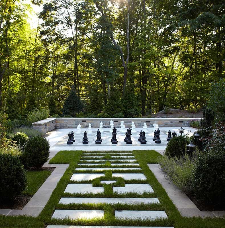 Halbschattiger Klassischer Garten im Sommer, hinter dem Haus mit Sportplatz in New York