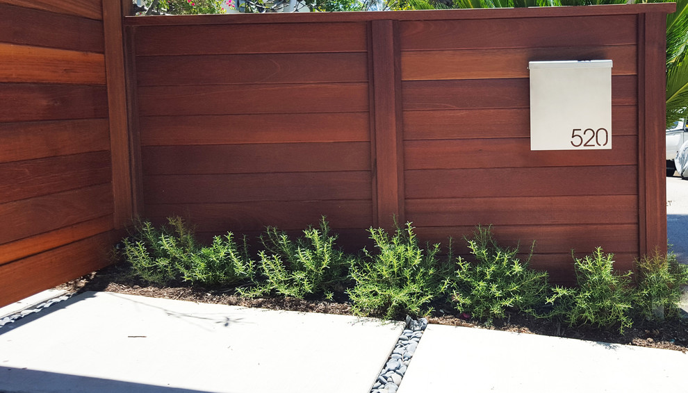 Esempio di un grande vialetto d'ingresso minimalista esposto in pieno sole davanti casa con un ingresso o sentiero e pavimentazioni in cemento