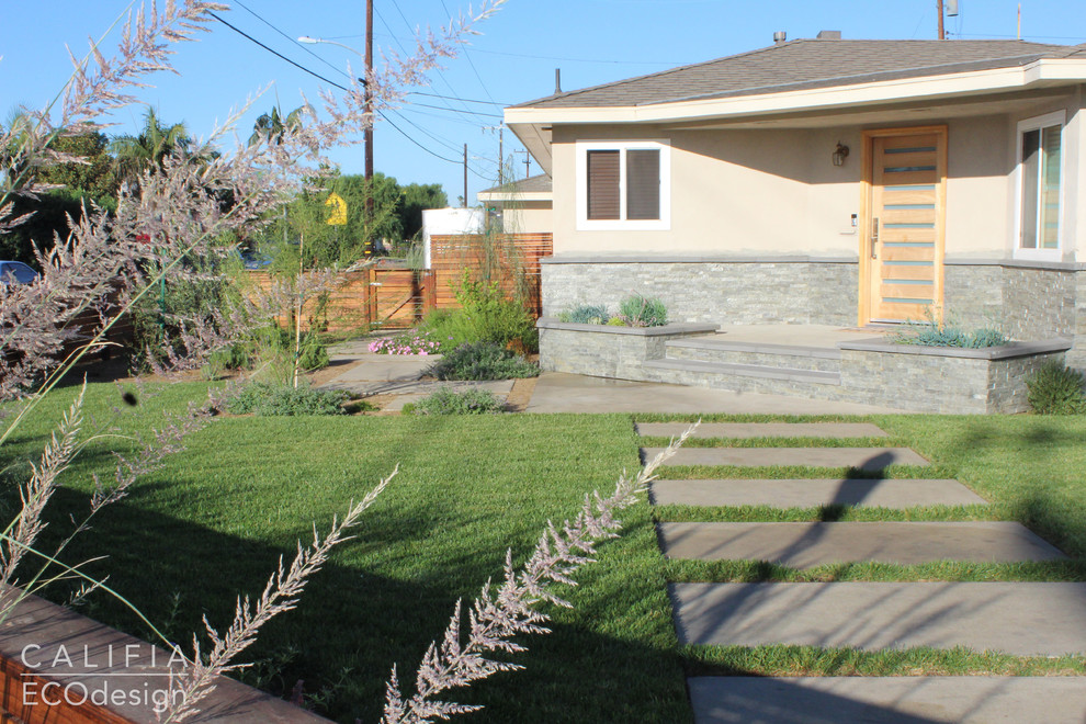 Идея дизайна: солнечный, осенний регулярный сад среднего размера на переднем дворе в стиле ретро с садовой дорожкой или калиткой, хорошей освещенностью и мощением тротуарной плиткой