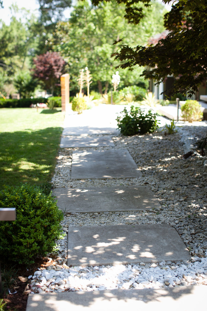 Diseño de camino de jardín de secano retro de tamaño medio en verano en patio delantero con exposición parcial al sol y gravilla