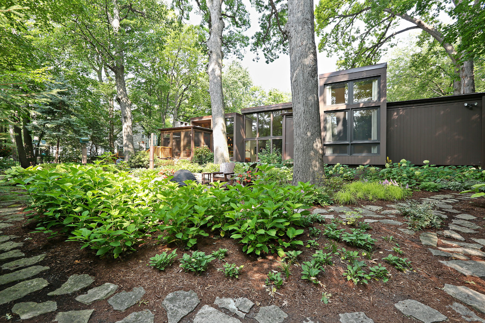 Foto di un ampio giardino formale contemporaneo esposto a mezz'ombra dietro casa in estate con un ingresso o sentiero e pavimentazioni in pietra naturale