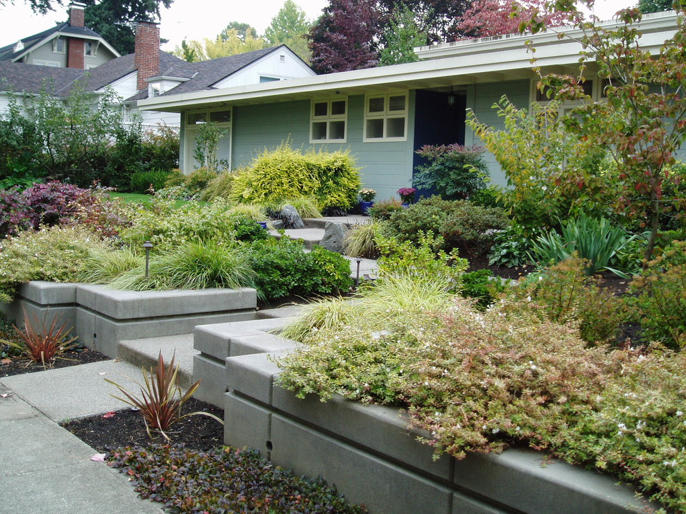 Ispirazione per un grande giardino minimalista esposto in pieno sole davanti casa con un muro di contenimento