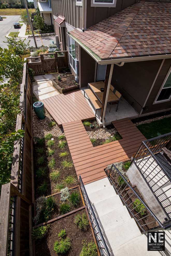 Aménagement d'un petit jardin moderne avec une terrasse en bois.