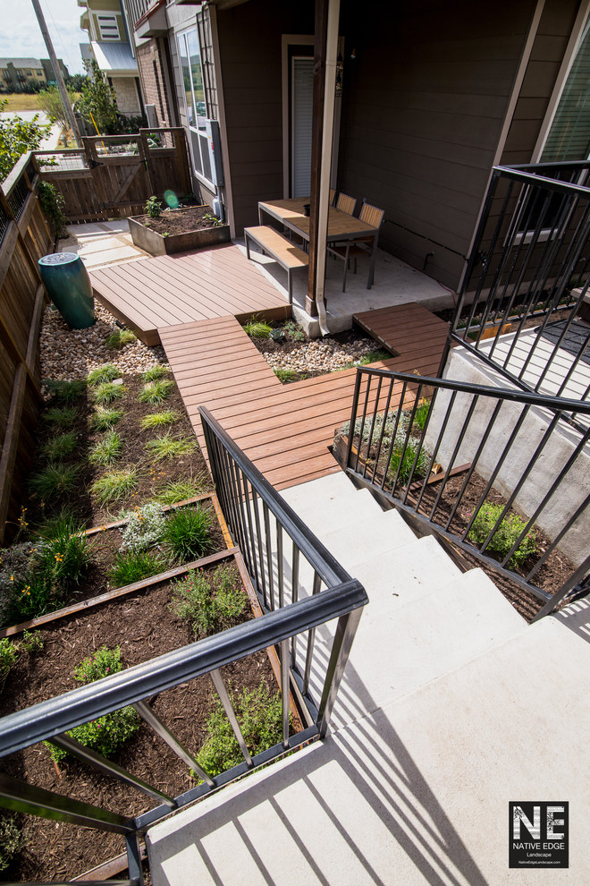 Inspiration pour un petit jardin minimaliste avec une terrasse en bois.