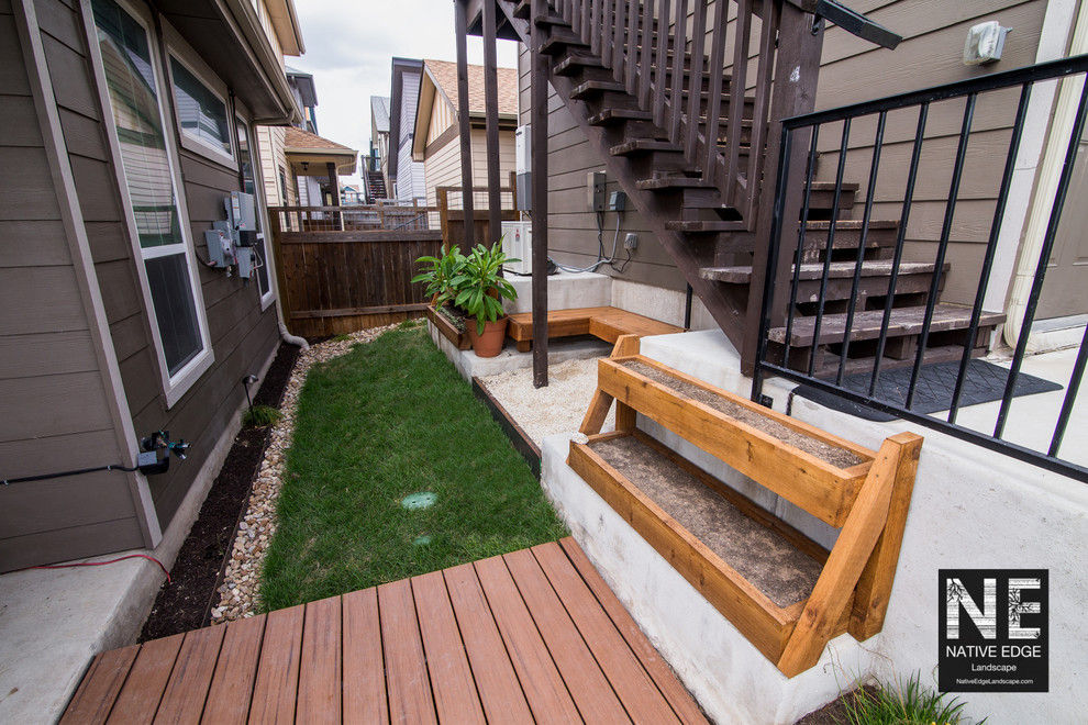 Design ideas for a small modern drought-tolerant courtyard landscaping in Austin with decking.