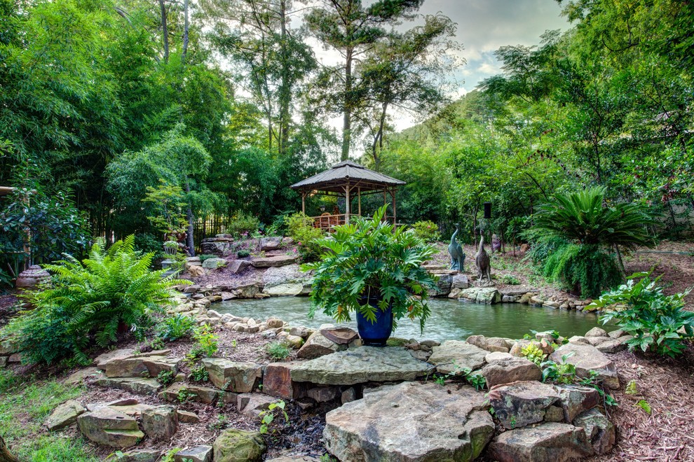 Moderner Garten mit Wasserspiel in Little Rock
