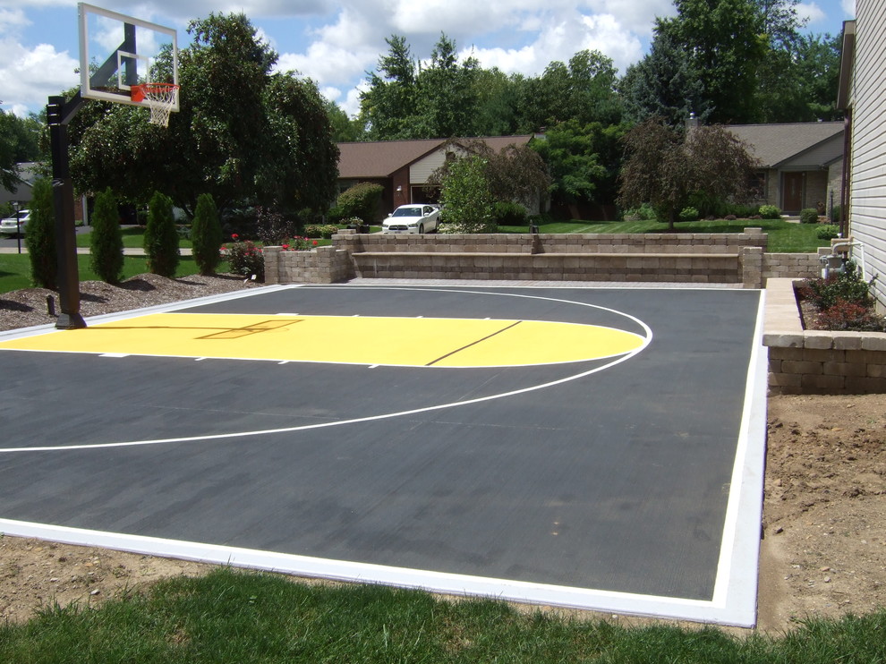 Photo of a large traditional front partial sun garden in Columbus with an outdoor sport court.