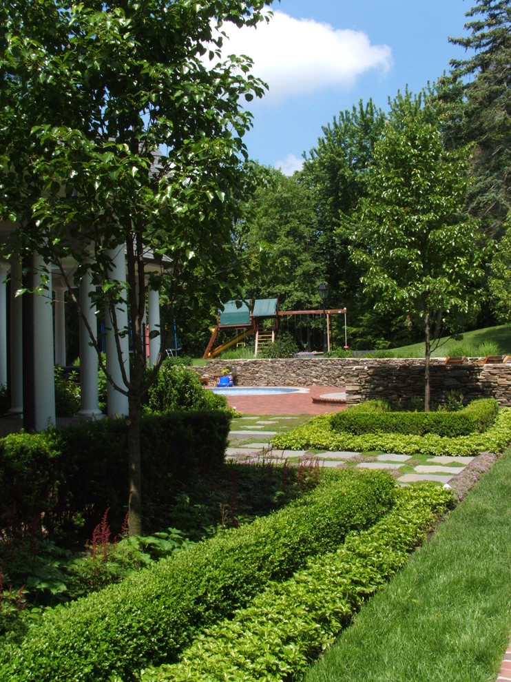 Стильный дизайн: участок и сад на боковом дворе в классическом стиле - последний тренд
