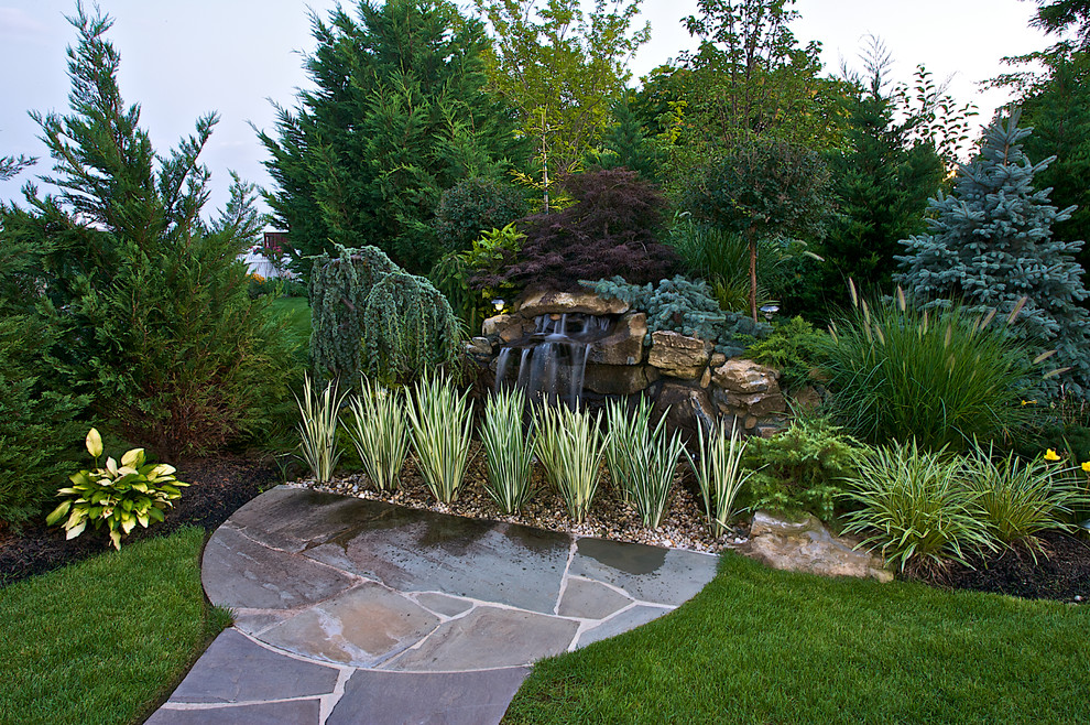 Идея дизайна: большой летний регулярный сад на заднем дворе в классическом стиле с мощением тротуарной плиткой