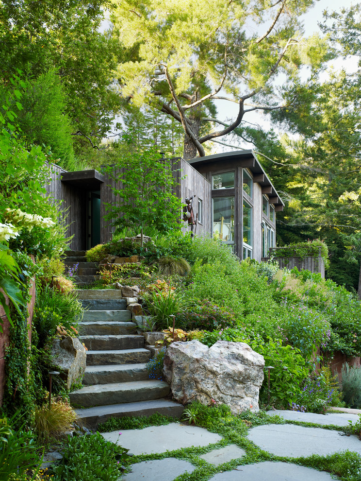 Пример оригинального дизайна: участок и сад на склоне в современном стиле с покрытием из каменной брусчатки