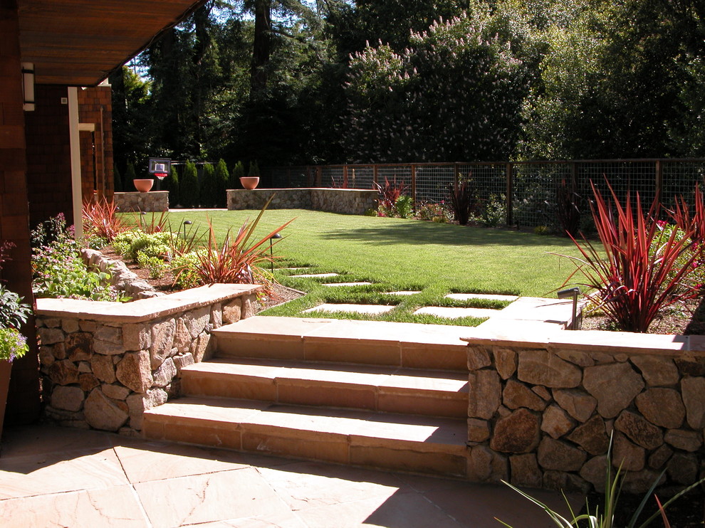 Aménagement d'un jardin arrière moderne de taille moyenne avec un point d'eau, une exposition partiellement ombragée et des pavés en pierre naturelle.