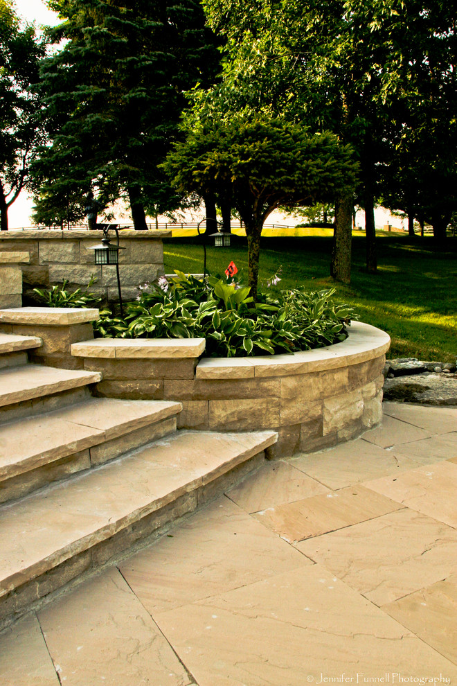 Esempio di un grande giardino classico esposto a mezz'ombra davanti casa in primavera con un ingresso o sentiero e pavimentazioni in pietra naturale