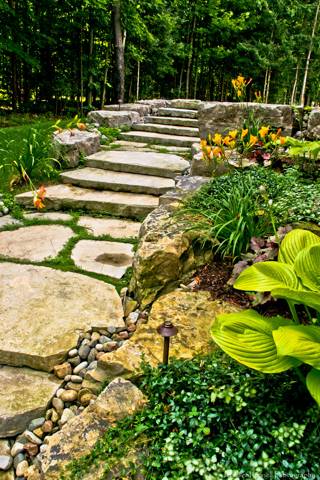 Großer, Halbschattiger Klassischer Gartenweg im Frühling, hinter dem Haus mit Natursteinplatten in Toronto