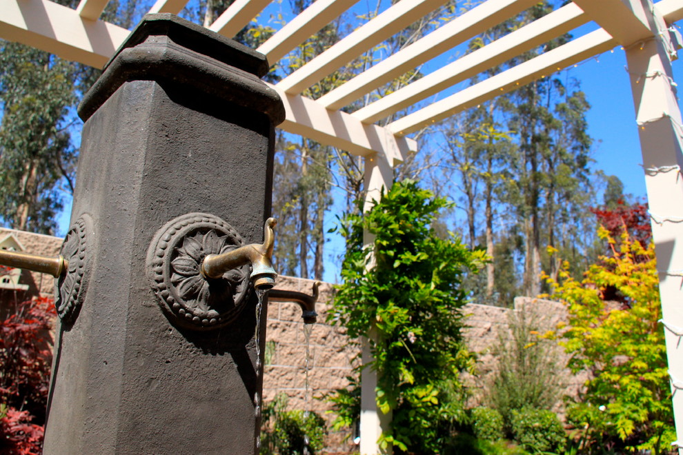Inspiration pour un jardin avant traditionnel de taille moyenne avec une exposition partiellement ombragée et des pavés en brique.