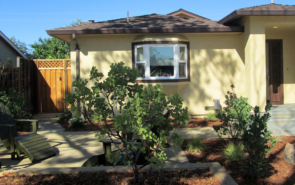 Idéer för att renovera en stor amerikansk bakgård i full sol som tål torka på sommaren, med en trädgårdsgång och trädäck