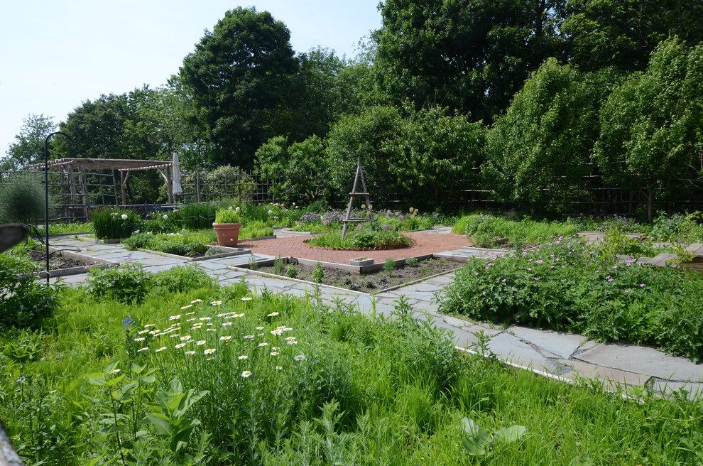 Réalisation d'un très grand jardin arrière chalet l'été avec une exposition ensoleillée et des pavés en pierre naturelle.
