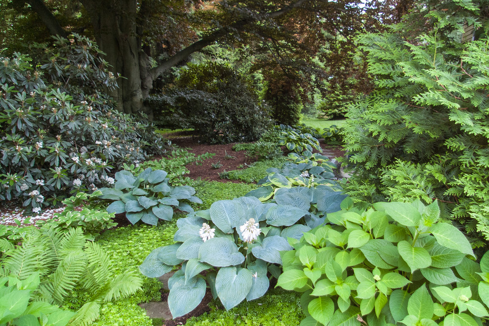 Aménagement d'un jardin latéral classique de taille moyenne avec une exposition ombragée et des pavés en pierre naturelle.