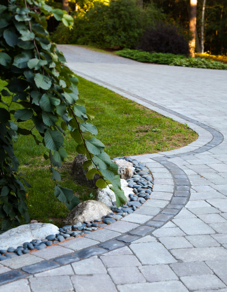 Ispirazione per un grande giardino formale design dietro casa con un ingresso o sentiero e pavimentazioni in pietra naturale