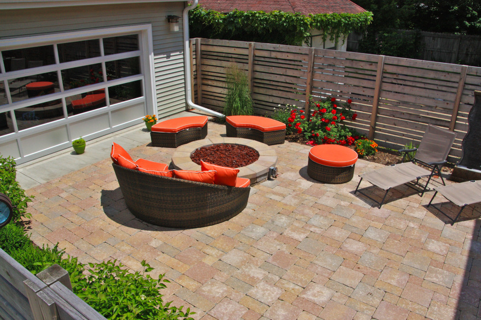 Foto di un piccolo patio o portico design dietro casa con un focolare e pavimentazioni in cemento