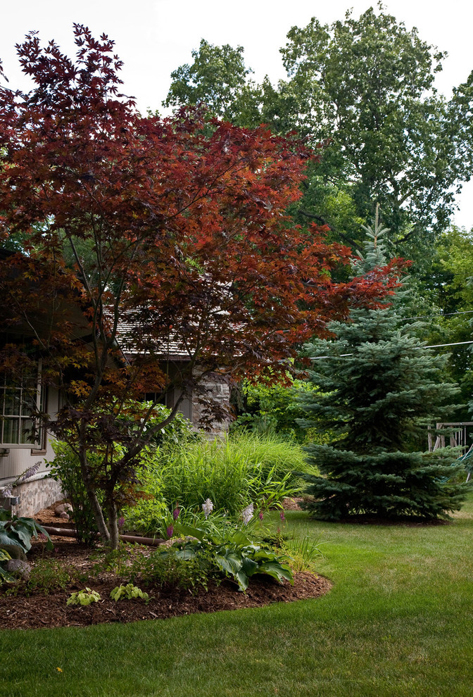 Foto di un giardino boho chic esposto a mezz'ombra di medie dimensioni e nel cortile laterale in estate con pacciame