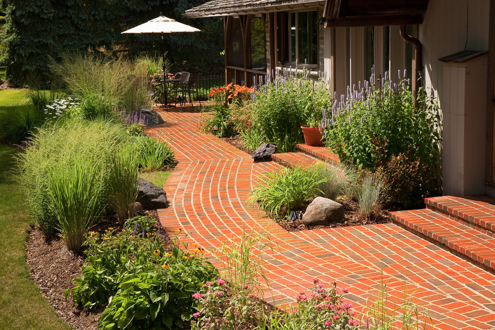 Idee per un giardino eclettico esposto in pieno sole di medie dimensioni e dietro casa in estate con pavimentazioni in mattoni e un ingresso o sentiero