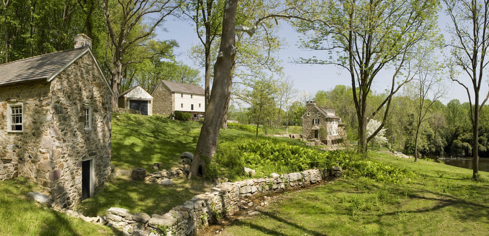 Foto di un ampio giardino stile rurale in ombra dietro casa con fontane e pavimentazioni in pietra naturale