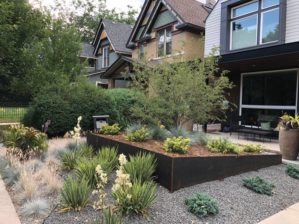 Kleiner Moderner Vorgarten mit direkter Sonneneinstrahlung und Natursteinplatten in Denver