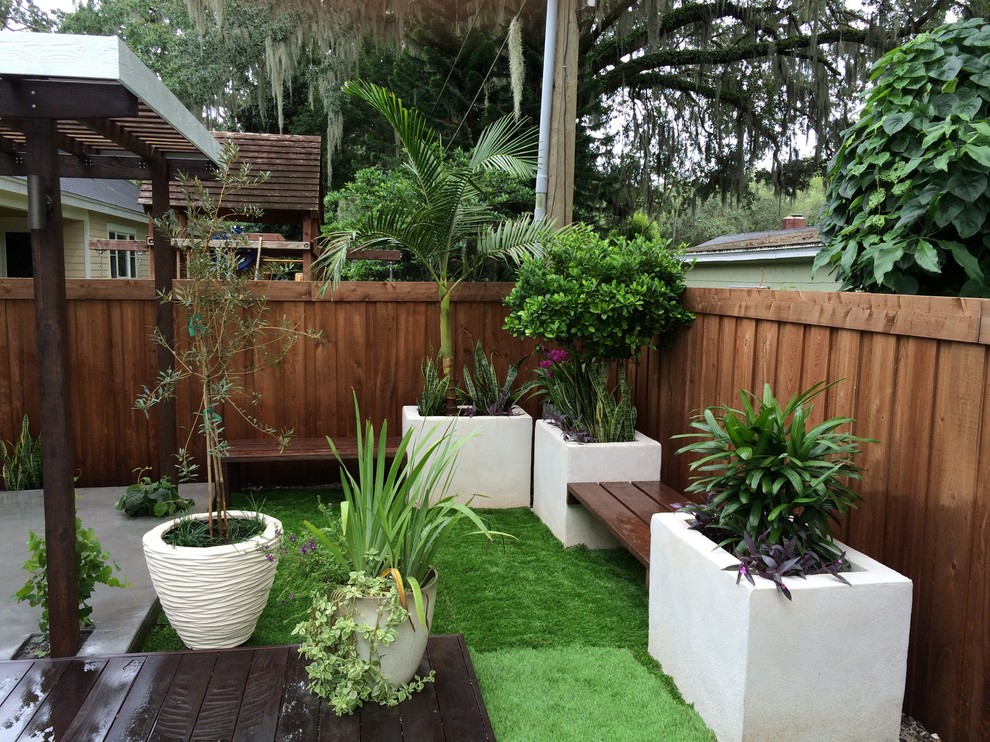 Idee per un piccolo giardino moderno esposto a mezz'ombra dietro casa in autunno con pedane