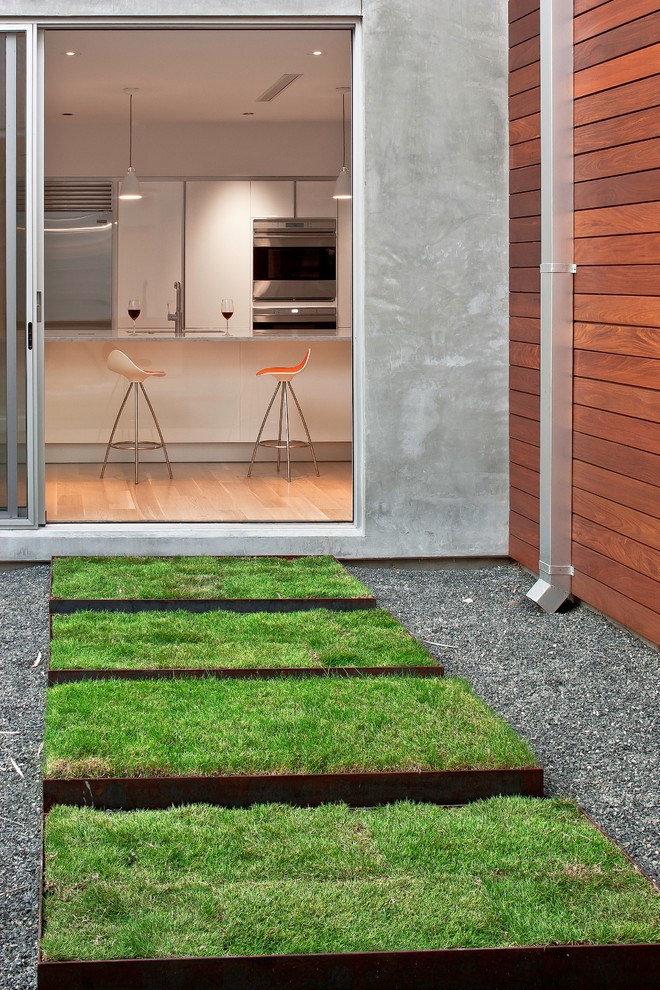 Inspiration for a mid-sized modern backyard lawn edging in Houston.