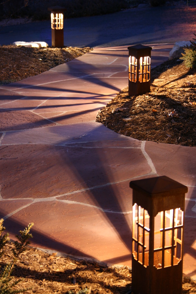 Diseño de acceso privado vintage en patio delantero con exposición parcial al sol y adoquines de piedra natural