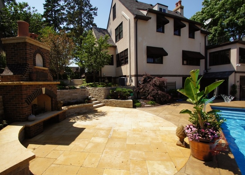 Foto de acceso privado clásico de tamaño medio en primavera en patio trasero con exposición parcial al sol y adoquines de hormigón
