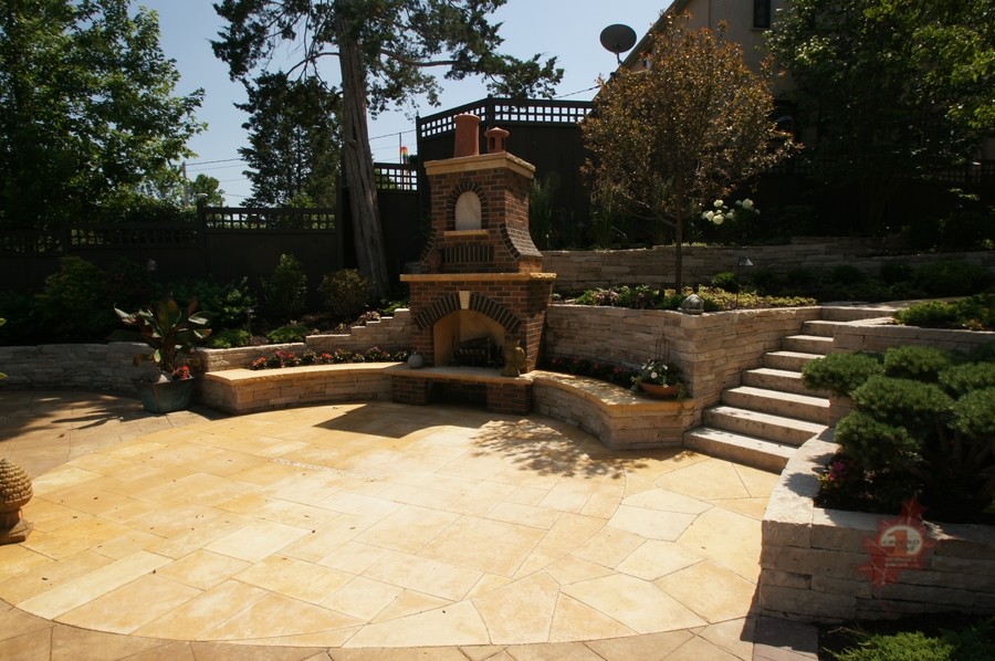 Diseño de jardín tradicional grande en verano en patio trasero con exposición total al sol y adoquines de hormigón