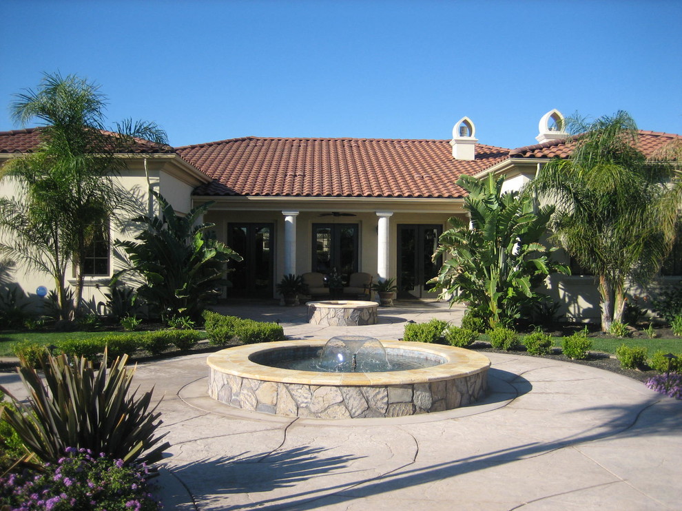 Пример оригинального дизайна: большой солнечный, летний участок и сад на внутреннем дворе в средиземноморском стиле с хорошей освещенностью и мощением тротуарной плиткой