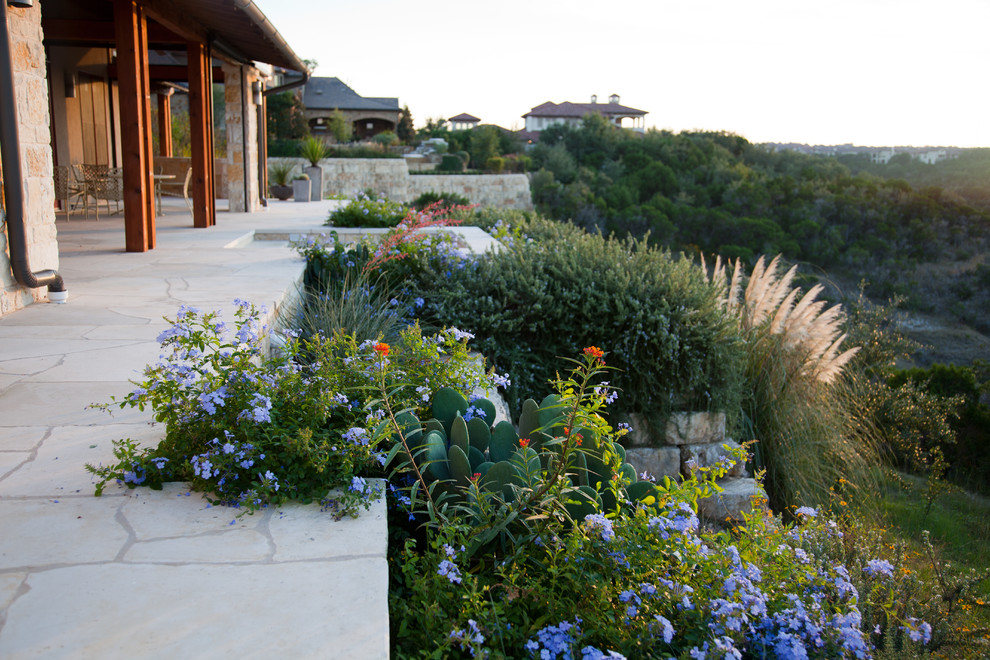 Стильный дизайн: солнечный засухоустойчивый сад среднего размера на заднем дворе в стиле рустика с хорошей освещенностью и покрытием из каменной брусчатки - последний тренд