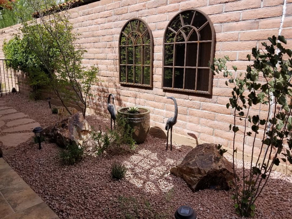 Idee per un piccolo giardino xeriscape american style esposto a mezz'ombra nel cortile laterale in primavera