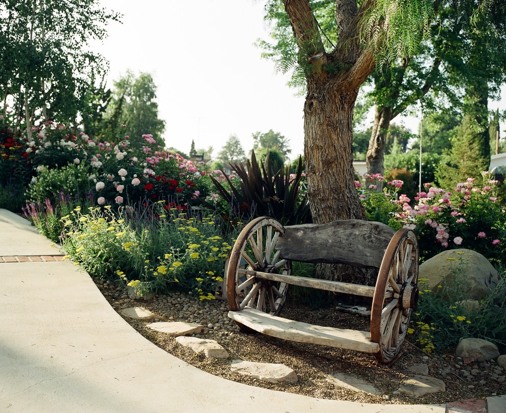 Idéer för att renovera en vintage trädgård framför huset på sommaren