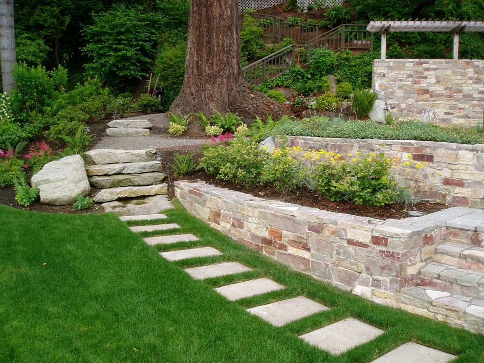 Cette photo montre un grand jardin arrière chic l'été avec une exposition ensoleillée et des pavés en pierre naturelle.