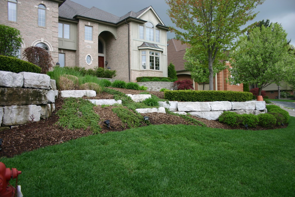 Design ideas for a traditional landscaping in Detroit.