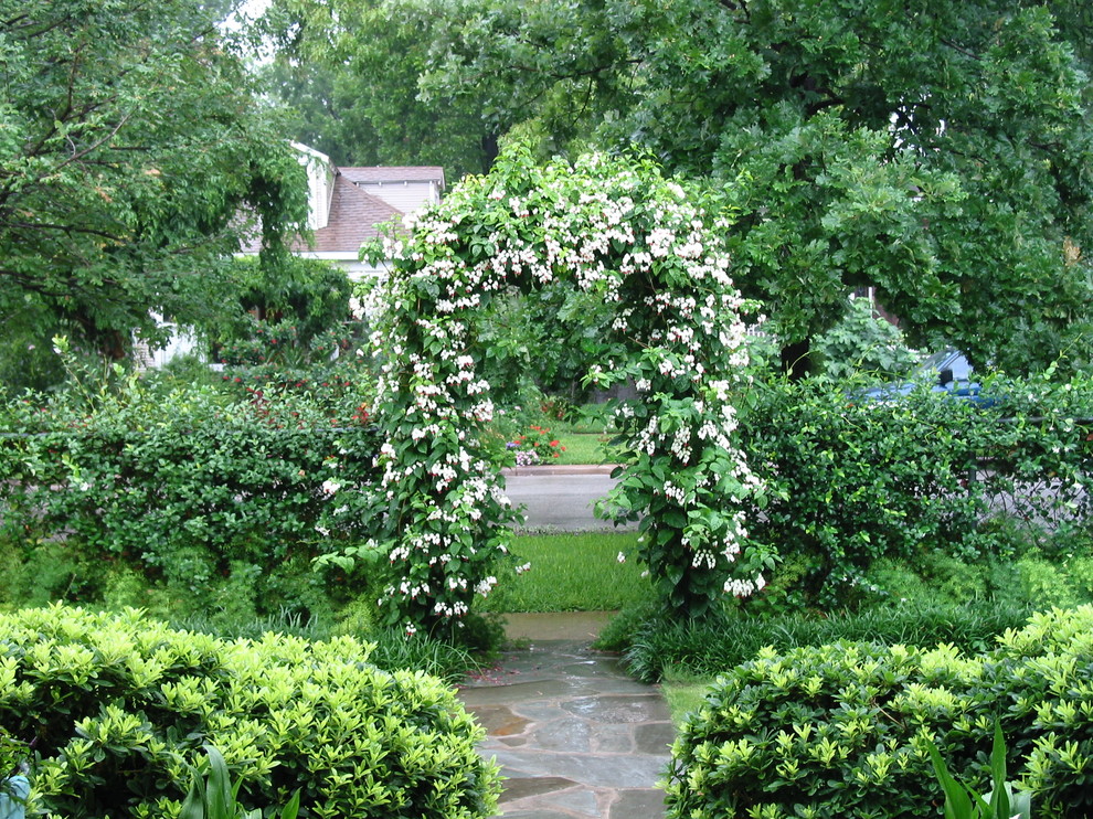 Design ideas for a traditional landscaping in Houston.
