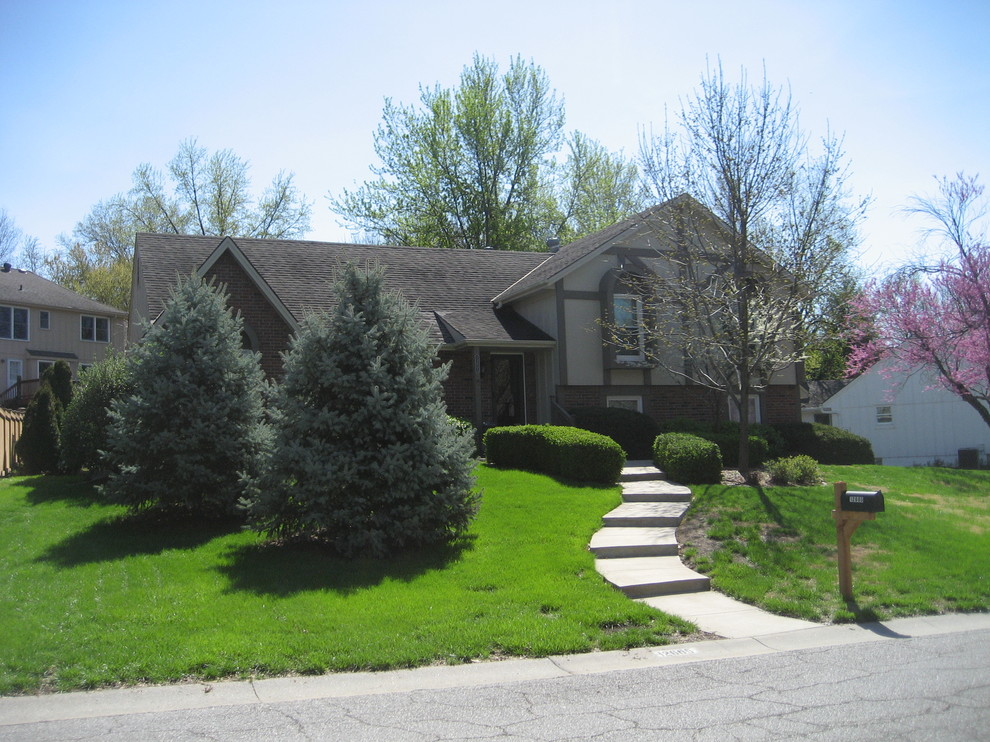 Photo of a mid-sized full sun front yard landscaping in Kansas City for summer.