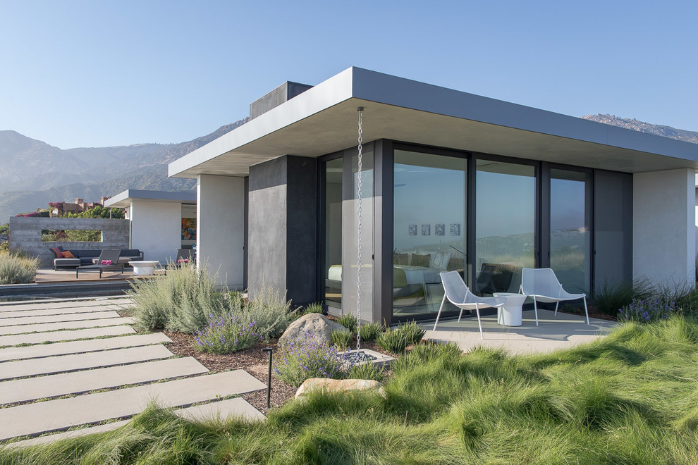 Ispirazione per un grande giardino xeriscape design esposto in pieno sole dietro casa con pavimentazioni in cemento