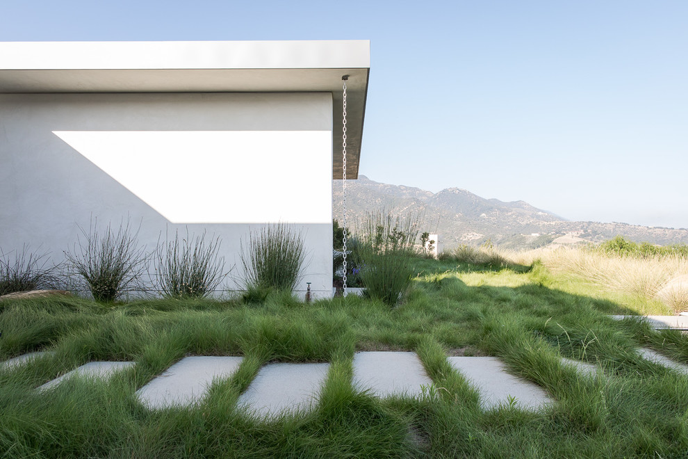 Großer Moderner Garten hinter dem Haus mit direkter Sonneneinstrahlung und Betonboden in Santa Barbara