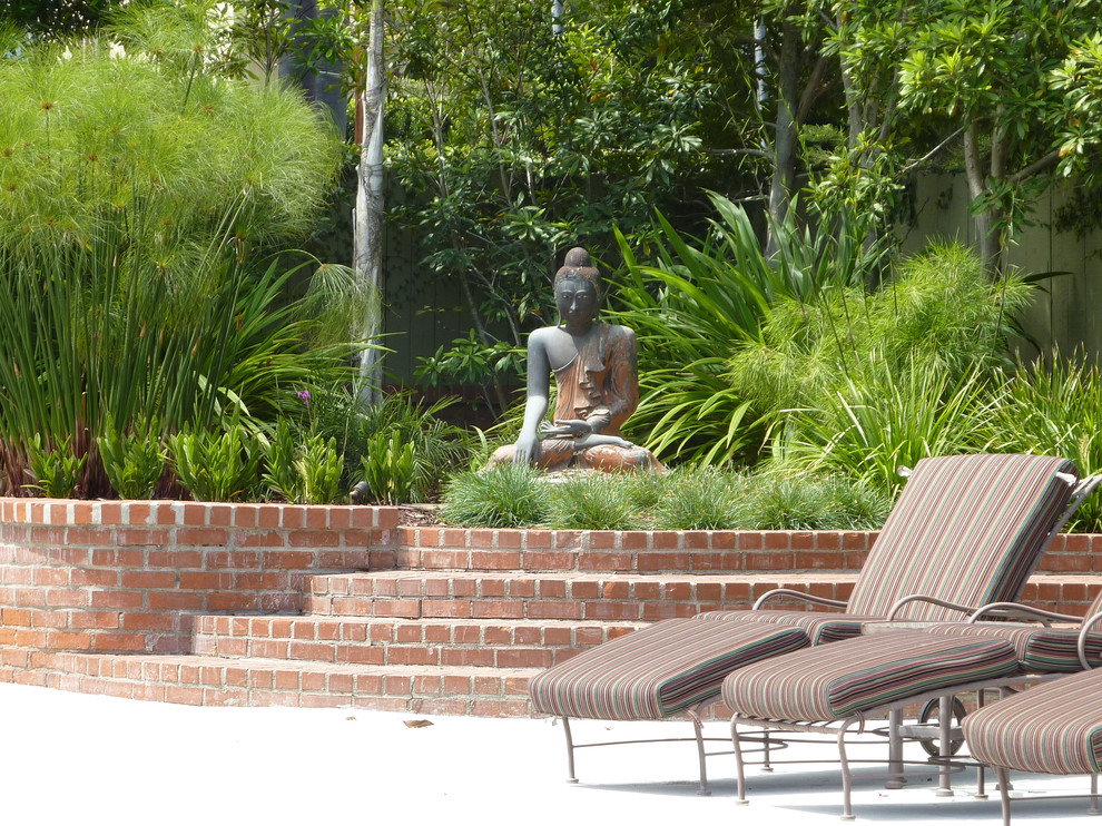 Идея дизайна: большой летний участок и сад на заднем дворе в морском стиле с полуденной тенью и мощением клинкерной брусчаткой