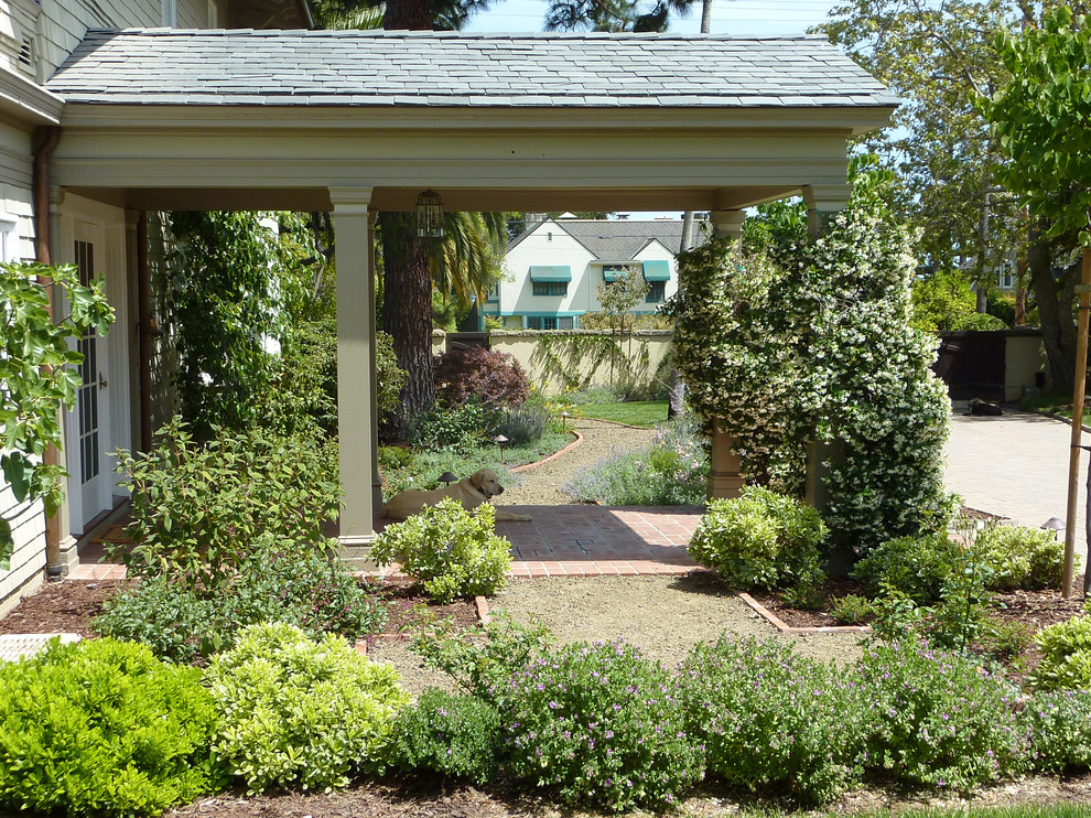 Foto di un giardino chic esposto in pieno sole di medie dimensioni e davanti casa in estate con un ingresso o sentiero e ghiaia