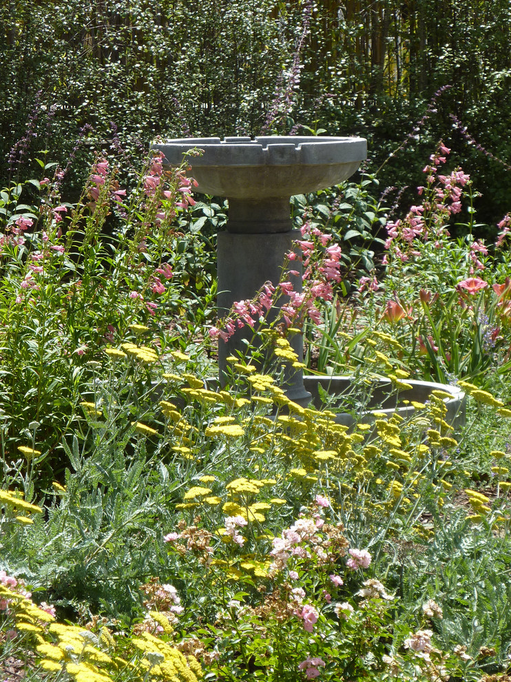Esempio di un giardino formale classico esposto in pieno sole in estate