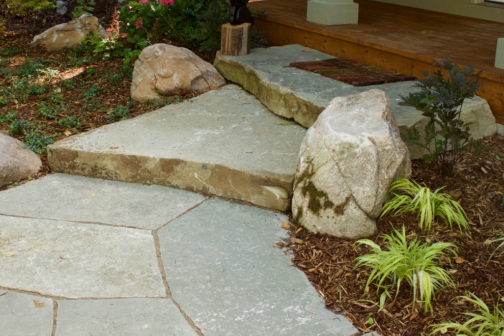 Idée de décoration pour un jardin avant chalet de taille moyenne avec une exposition partiellement ombragée et des pavés en pierre naturelle.
