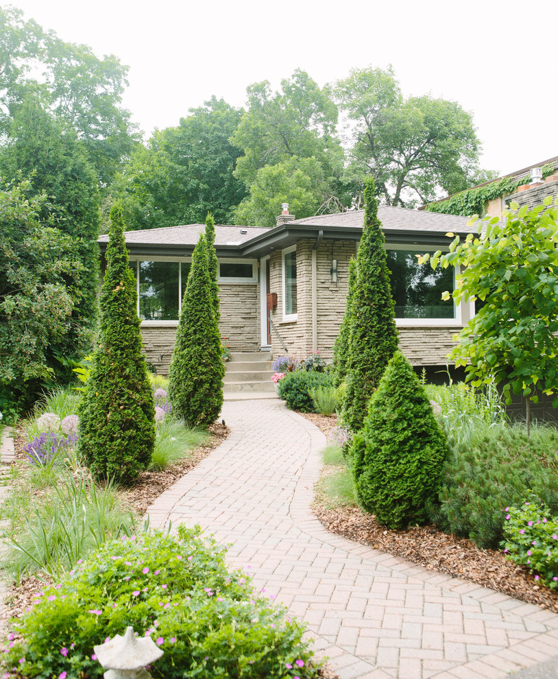 Foto di un grande giardino formale minimalista esposto in pieno sole davanti casa in estate con un ingresso o sentiero e pavimentazioni in mattoni