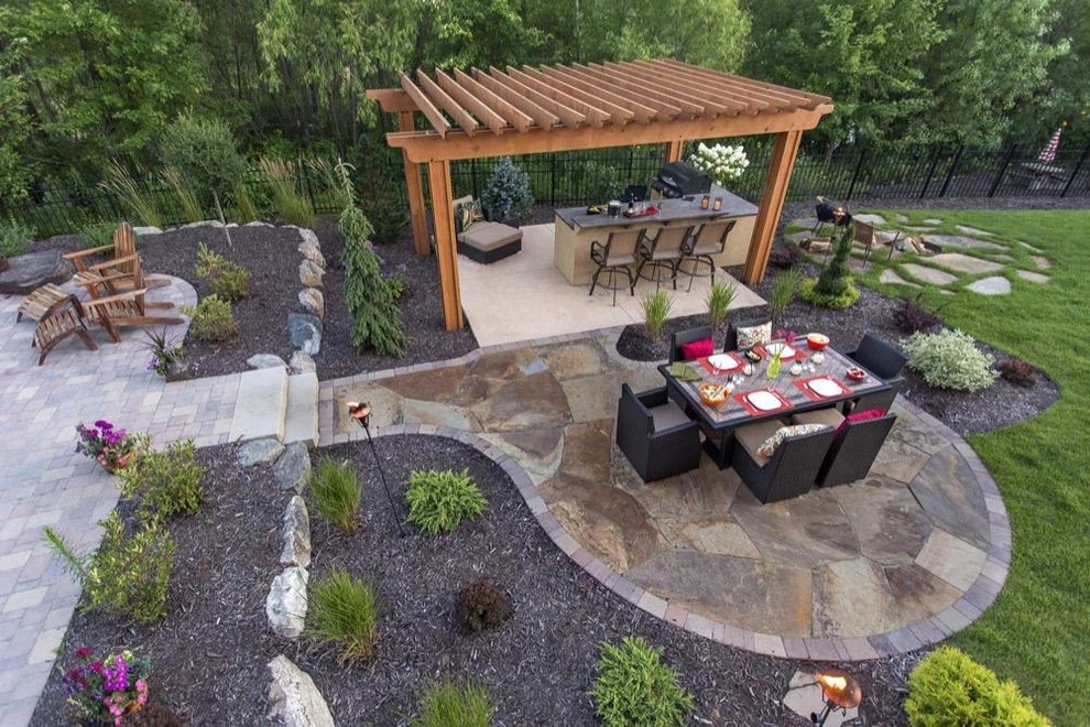 Foto de jardín tradicional renovado grande en verano en patio trasero con exposición total al sol y adoquines de piedra natural
