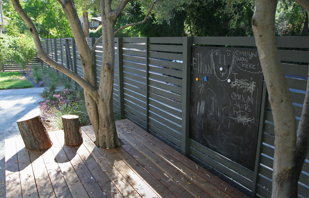 На фото: участок и сад на заднем дворе в современном стиле с забором с