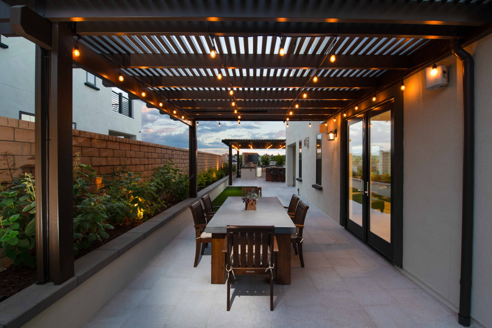 Geometrischer, Mittelgroßer Moderner Garten neben dem Haus mit Betonboden in San Diego